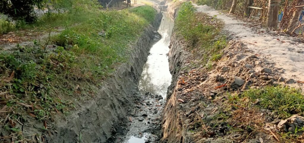 हरदोई के ग्राम पंचायत भदेवरा की माइनर नहर से ग्रामीणों के जीवन पर खतरा