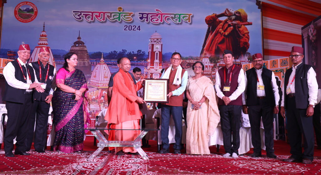 उत्तराखण्ड गौरव सम्मान समारोह में डॉ. कल्याण सिंह रावत सम्मानित, CM योगी ने उत्तराखण्ड महोत्सव का किया शुभारम्भ
