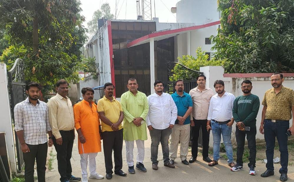 सार्वजनिक सुरक्षा को लेकर आदर्श व्यापारी एसोसिएशन का डीसीपी नॉर्थ और एसीपी गाज़ीपुर से मुलाकात