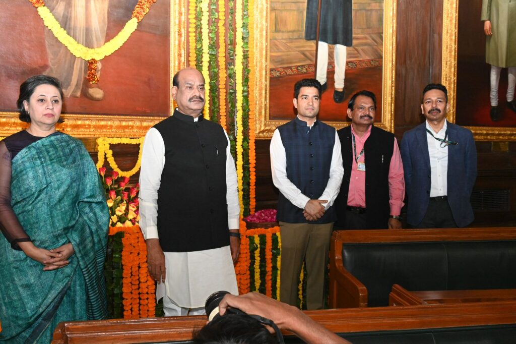 देशबंधु चित्तरंजन दास को संसद में श्रद्धांजलि, लोक सभा अध्यक्ष ओम बिरला ने किया पुष्पांजलि अर्पित