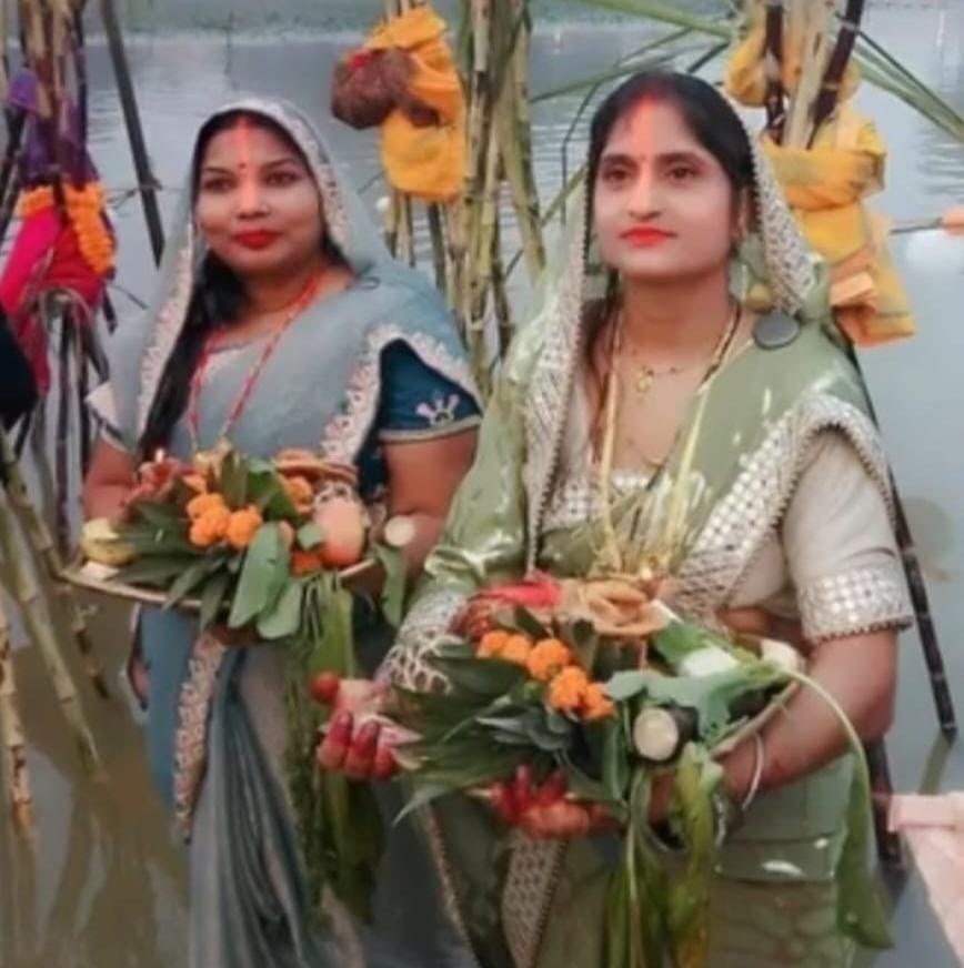 उगते हुए सूर्य को व्रती महिलाओं ने दिया अर्घ्यछठ पर्व पर जलाशयों पर उमड़ी श्रद्धालुओं की भीड़