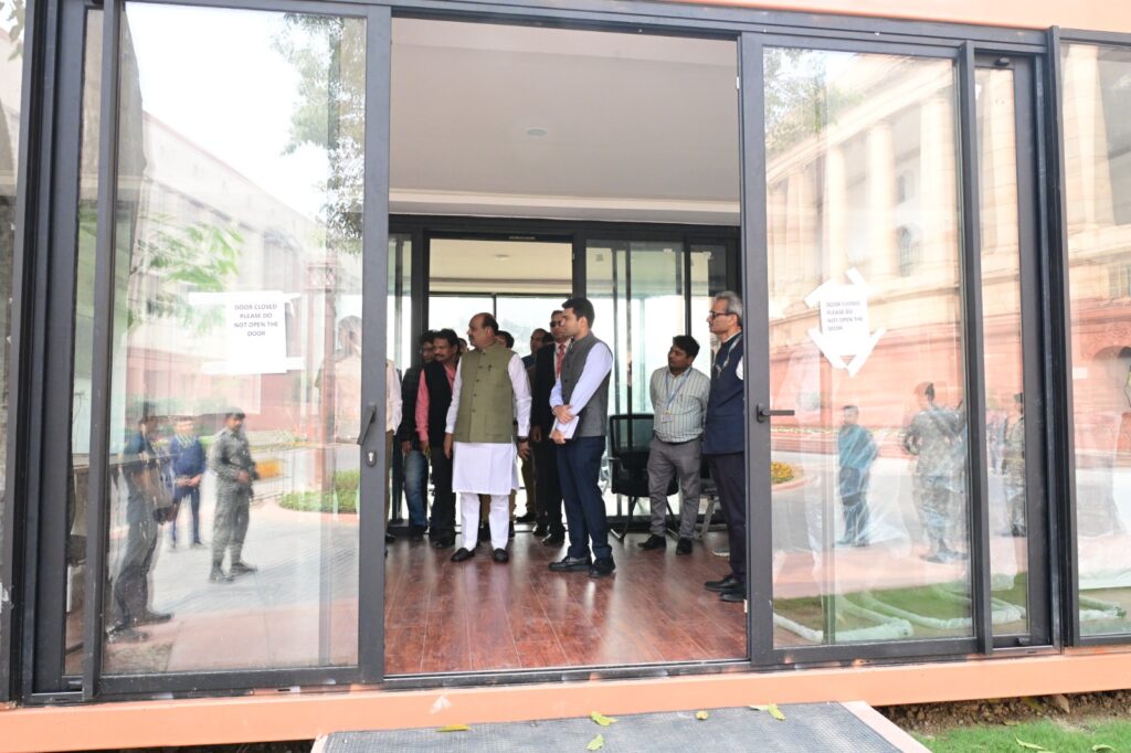 लोकसभा अध्यक्ष ने संसद भवन परिसर में शीतकालीन सत्र की तैयारियों का किया निरीक्षण