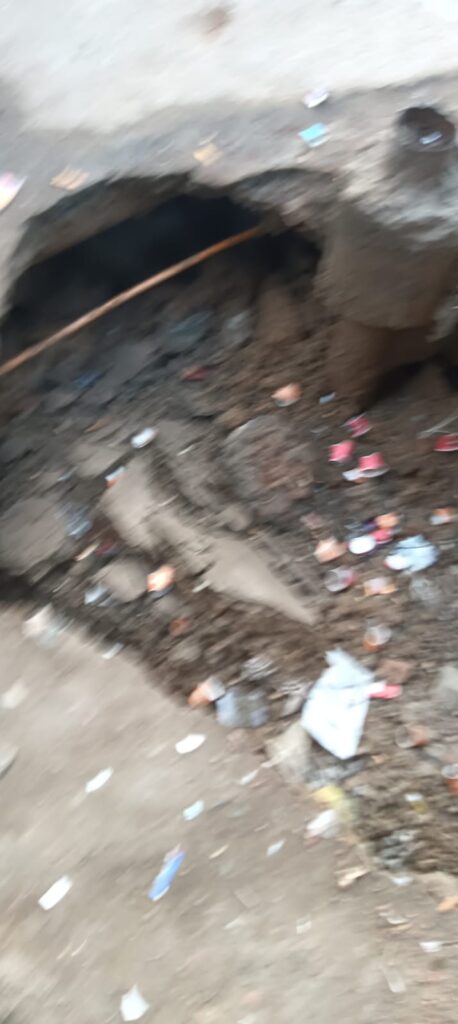 सड़क धंसने से बढ़ा हादसों का खतरा: नगरवासियों ने की कार्रवाई की मांग