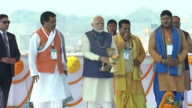 महाकुंभ अवलोकन में प्रधानमंत्री नरेंद्र मोदी, राष्ट्रीय सनातन महासंघ ने किया स्वागत