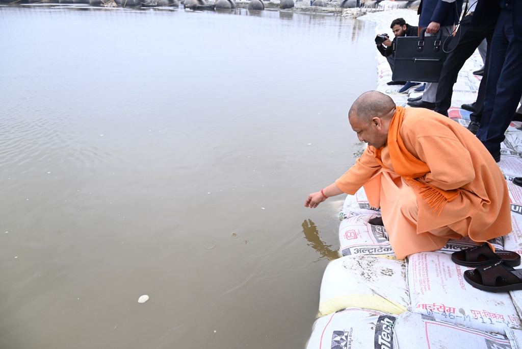महाकुंभ मेला: गंगा रिवर फ्रंट से सीधे होगा प्रवेश, तैयारियों का मुख्यमंत्री ने लिया जायजा