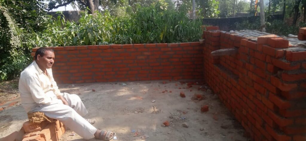 हरदोई: प्रधान और लेखपाल की मिलीभगत से तालाब की जमीन पर अवैध निर्माण जारी