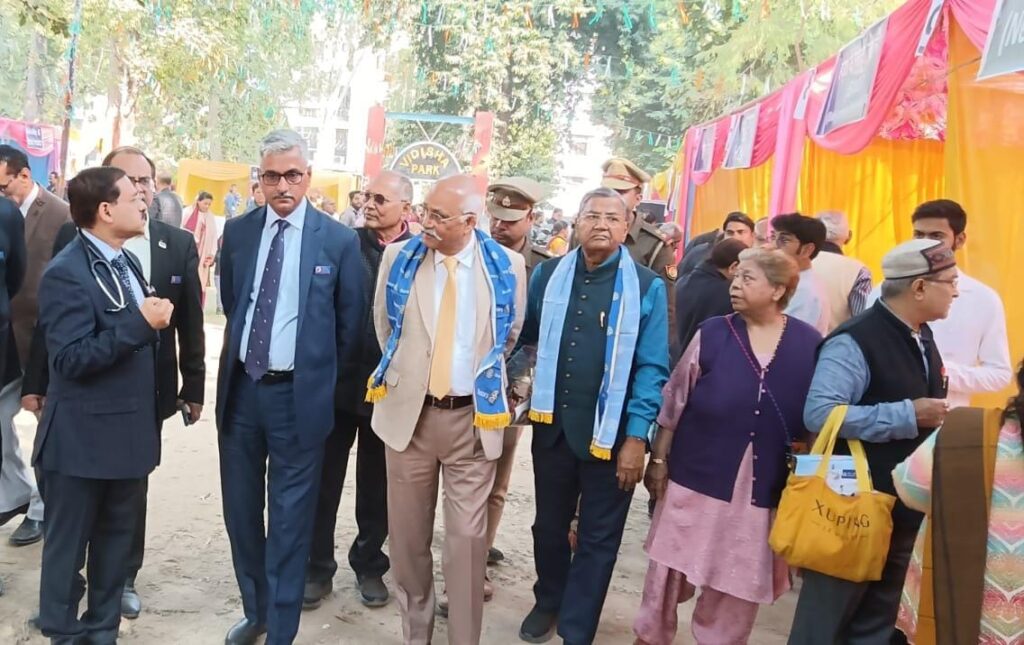 आस्था हॉस्पिटल का भव्य फ्री मेडिकल कैंप: वरिष्ठ नागरिकों को आयुष्मान कार्ड और आयुर्वेद से एक्यूप्रेशर तक स्वास्थ्य सेवाओं का अनमोल तोहफा