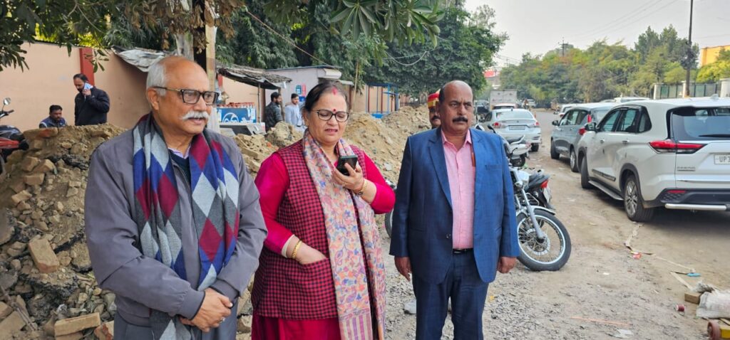 महापौर सुषमा खर्कवाल ने नगर भ्रमण के दौरान स्थानीय समस्याओं पर ध्यान दिया
