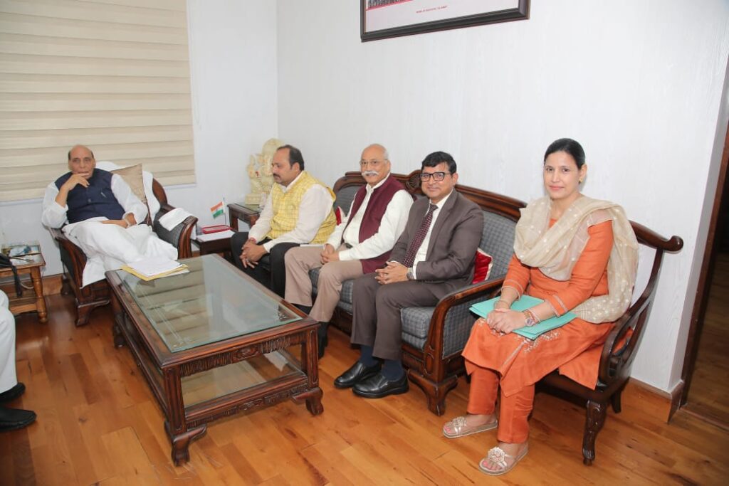 राष्ट्रीय सनातन महासंघ के पदाधिकारियों ने रक्षा मंत्री से की शिष्टाचार भेंट