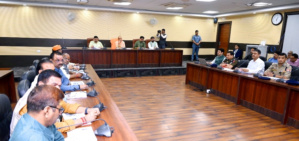 वाराणसी में विकास परियोजनाओं की समीक्षा, सीएम योगी ने दिए सख्त निर्देश