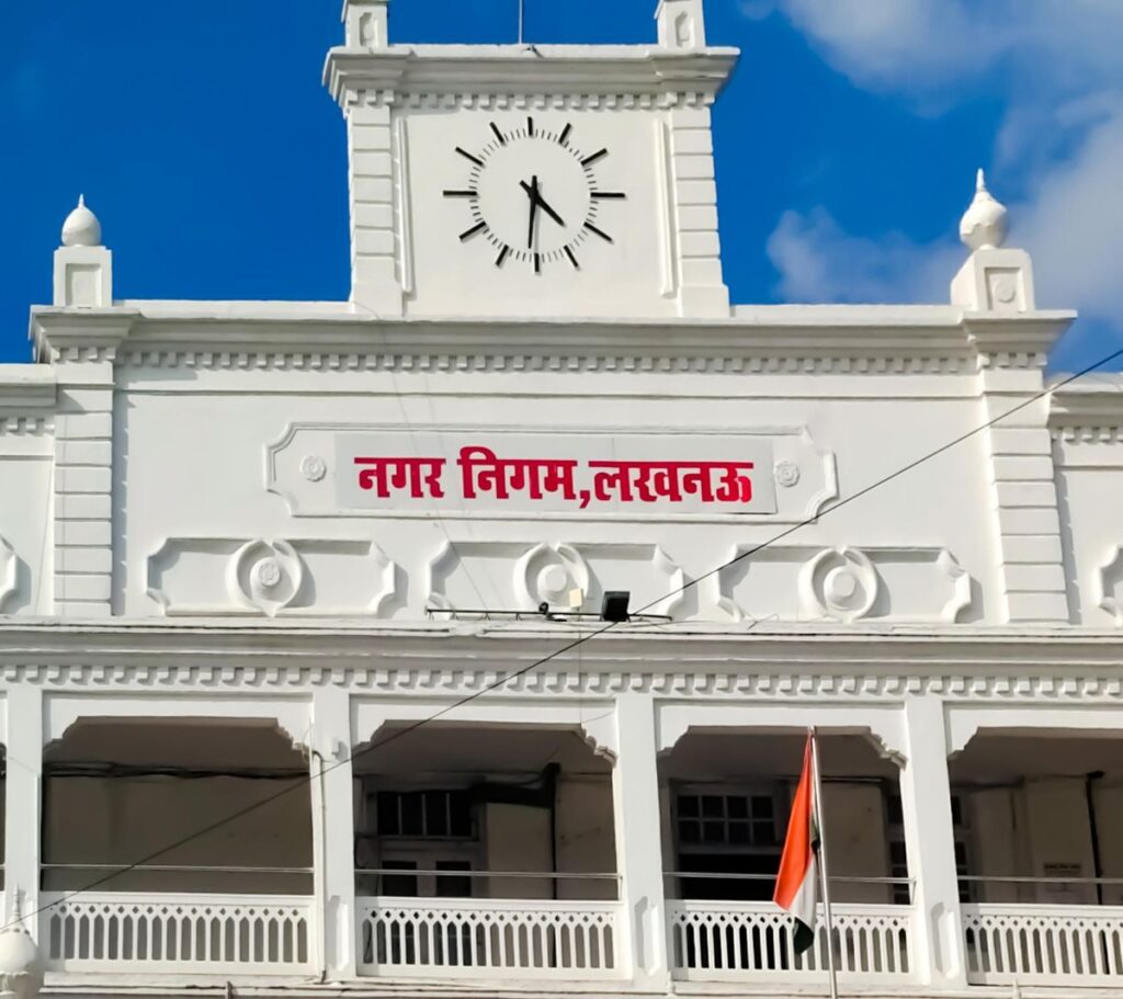 लखनऊ नगर निगम:  सिस्टम से हारा एक पिता, जन्म प्रमाण पत्र के लिए भटक रहा है दर-दर