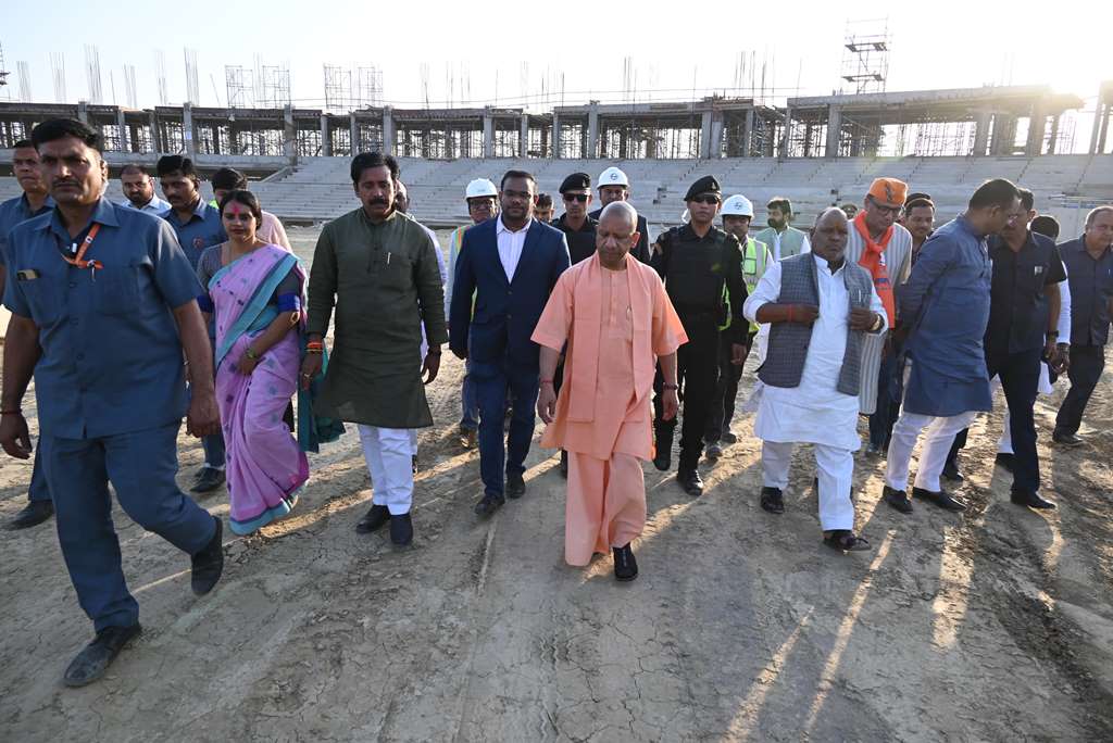 मुख्यमंत्री ने किया वाराणसी के अंतरराष्ट्रीय क्रिकेट स्टेडियम का निरीक्षण, निर्माण कार्य समय पर पूरा करने के दिये निर्देश