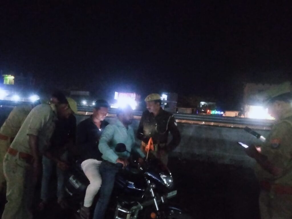 बगैर हेलमेट और तीन सवारी पर सख्त कार्रवाई, पुलिस ने चलाया चेकिंग अभियान
