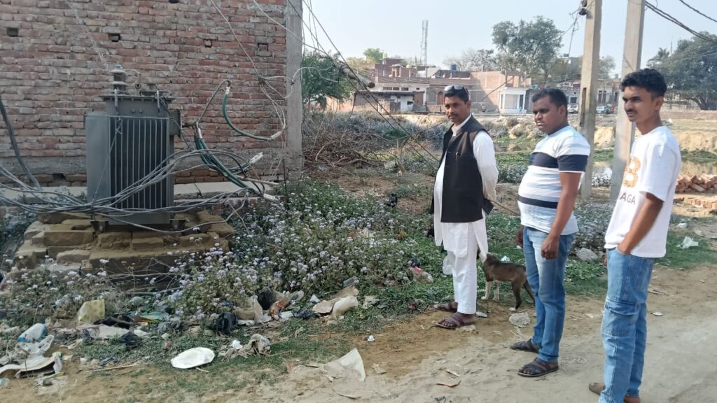 ग्राम किन्तूर में सड़क पर रखा ट्रांसफार्मर बना जानलेवा, प्रशासन बेखबर