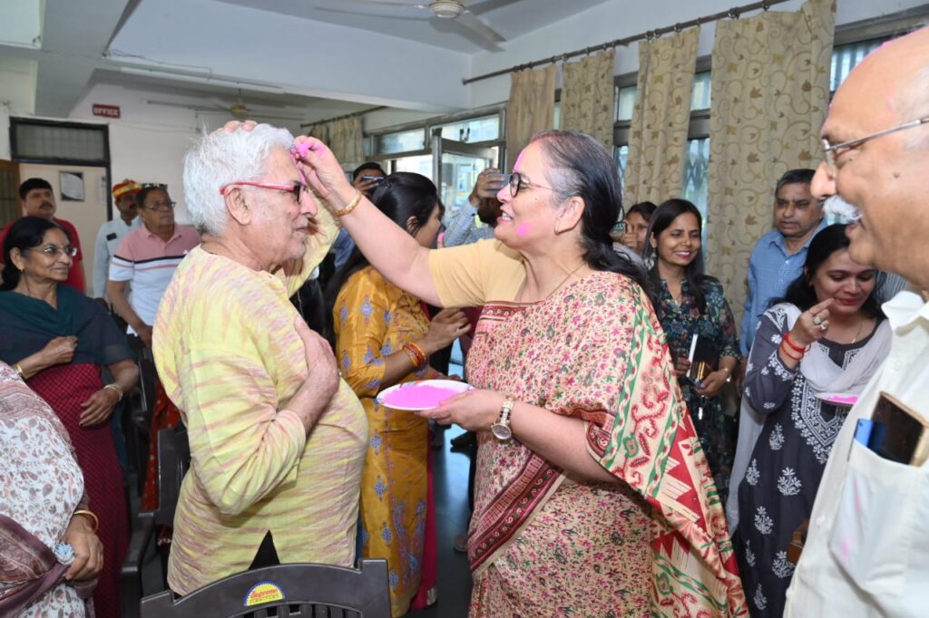 महापौर सुषमा खर्कवाल एवं राष्ट्रीय सनातन महासंघ अध्यक्ष जितेंद्र प्रताप सिंह ने किया समर्पण वृद्धाश्रम का किया भ्रमण