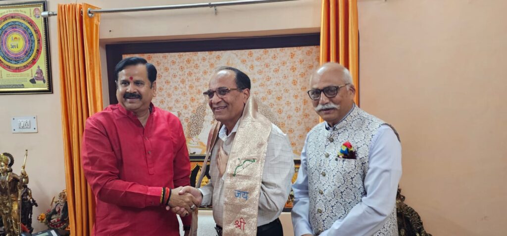 कल्याण सिंह कैंसर संस्थान के नवनियुक्त निदेशक डॉ. एम.एल.बी. भट्ट की राष्ट्रीय सनातन महासंघ अध्यक्ष से  शिष्टाचार भेंट