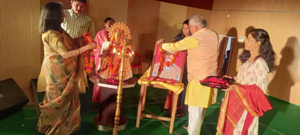 संस्कृत नाट्य प्रस्तुति ‘आश्वासनम्’ का भावपूर्ण मंचन: संघर्ष और स्वावलंबन का संदेश