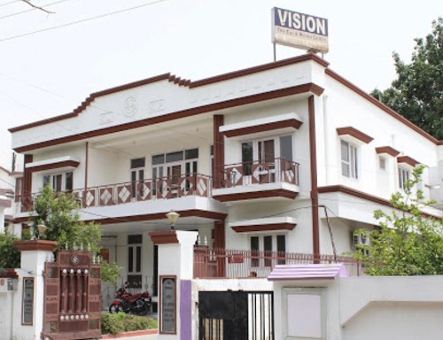 Dr. Shobhit Kacker: Redefining Excellence in Ophthalmic Care in Lucknow for Two Decades