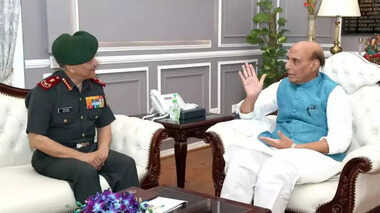 आतंक के खात्मे की निर्णायक तैयारी! रक्षा मंत्री राजनाथ सिंह के साथ CDS अनिल चौहान की अहम बैठक, BSF चीफ भी गृह मंत्रालय पहुंचे