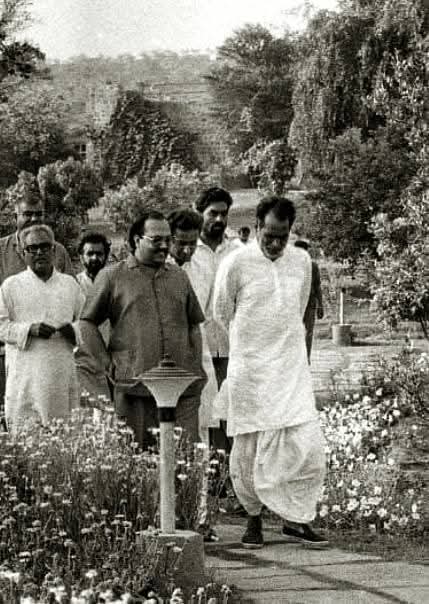 "अंतिम विदाई के आंसू: जब बलिया में फूट-फूटकर रोए थे चंद्रशेखर जी"