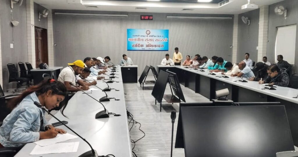 वाराणसी पूर्वोत्तर रेलवे के वाराणसी मंडल के सभागार में *बाबा साहब ब भीमराव अंबेडकर की 134वीं जयंती पर निबंध योगिता का हुआ आयोजन