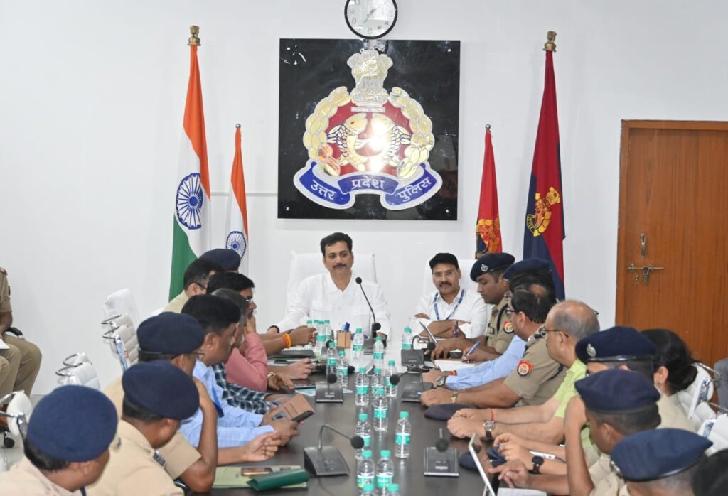 CP वाराणसी द्वारा प्रधानमंत्री भारत सरकार के आगमन-भ्रमण कार्यक्रम के दृष्टिगत ड्यूटी में लगे राजपत्रित अधिकारियों की प्री-ब्रीफिंग कर दिये आवश्यक दिशा-निर्देश