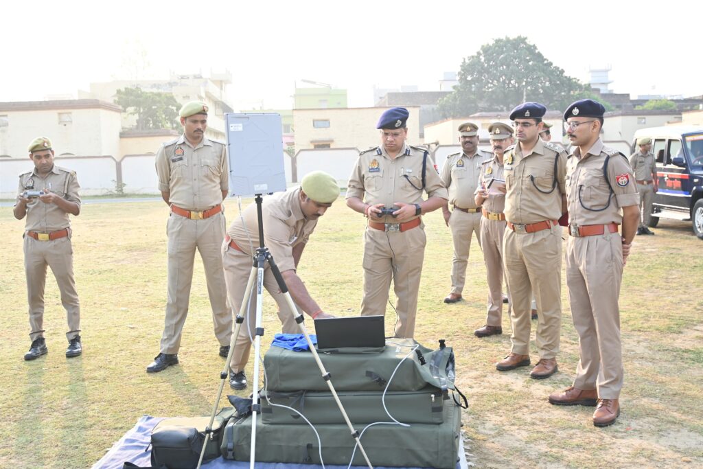 आजमगढ़ वरिष्ठ पुलिस अधीक्षक ने शुक्रवार की परेड का किया निरीक्षण; परेड की ली सलामी, दिये आवश्यक दिशा-निर्देश
