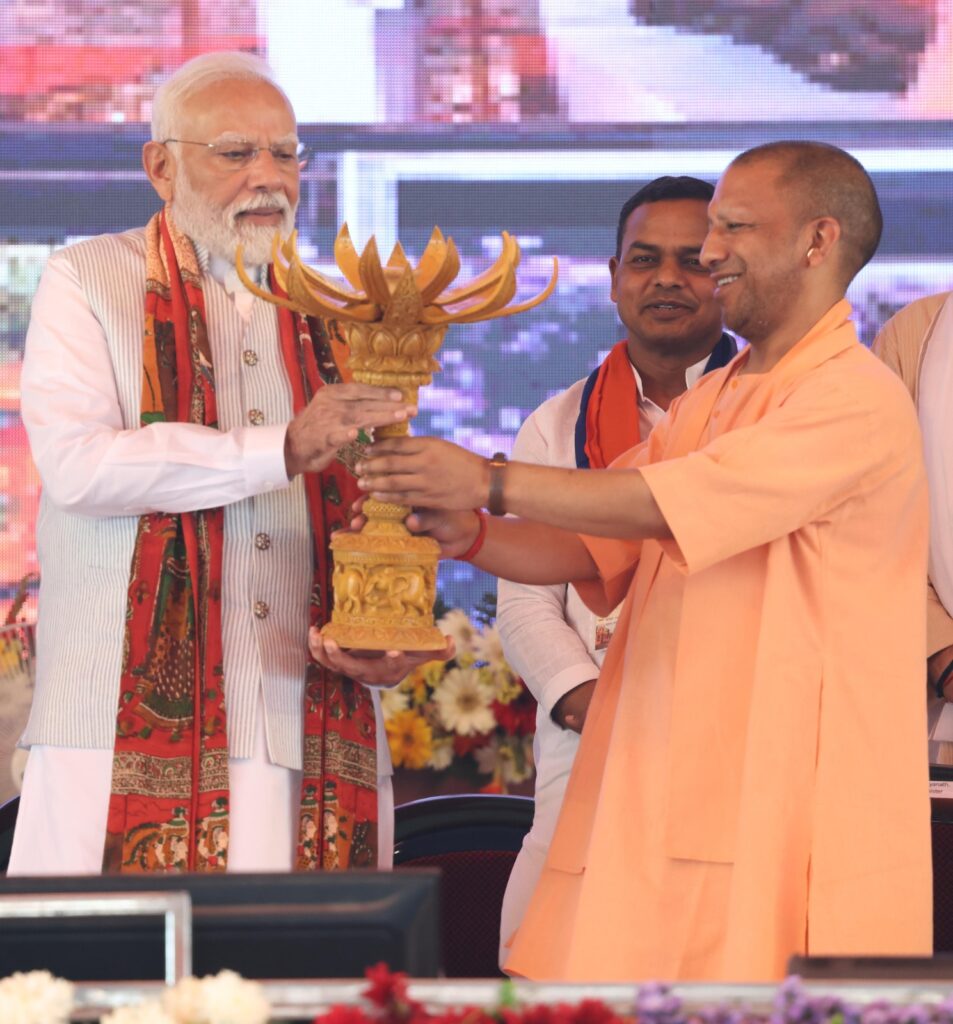PM Modi Varanasi Visit: गैंगरेप केस पर एयरपोर्ट पर ही जताई सख्ती, कहा – "23 दरिंदों को बख्शा न जाए"