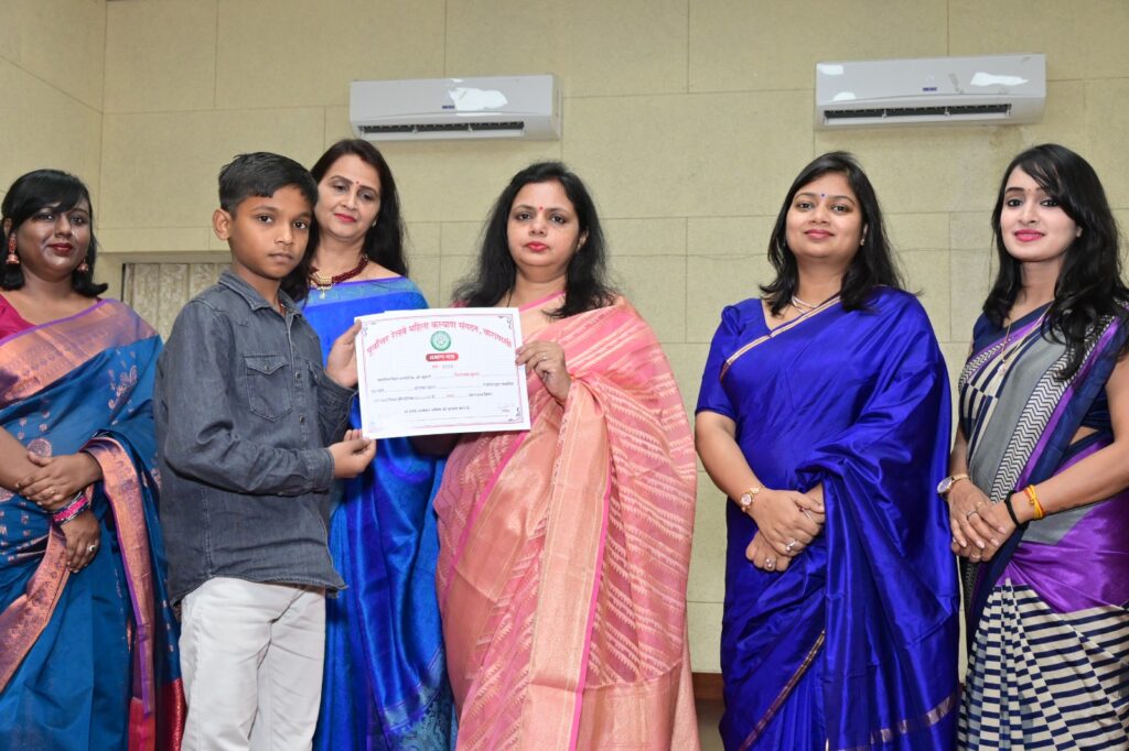 ऑन स्पॉट ड्रॉइंग एवं निबंध प्रतियोगिता के विजेताओं को दिए गए पुरस्कार