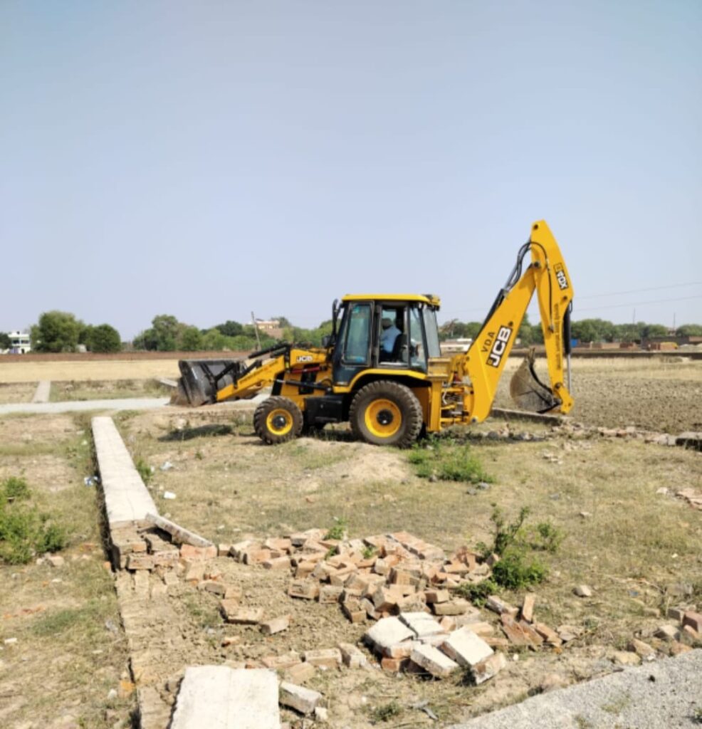 वाराणसी विकास प्राधिकरण वाराणसी जोन-4 की प्रवर्तन टीम द्वारा अवैध प्लाटिंग के विरूद्ध ध्वस्तीकरण की कार्यवाही