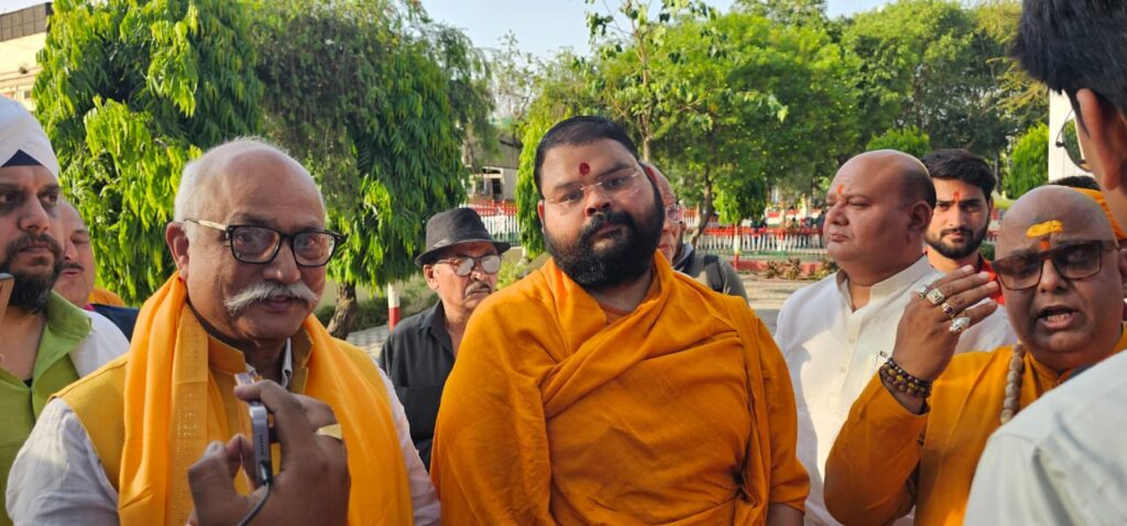 पहलगाम में हिंदू तीर्थयात्रियों का नरसंहार: लखनऊ में संत समाज का उग्र विरोध,