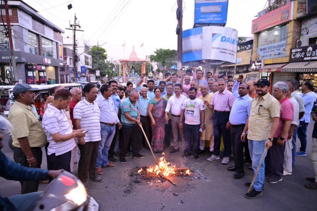 पहलगाम नरसंहार पर लखनऊ के विकास नगर में फूटा जनाक्रोश: