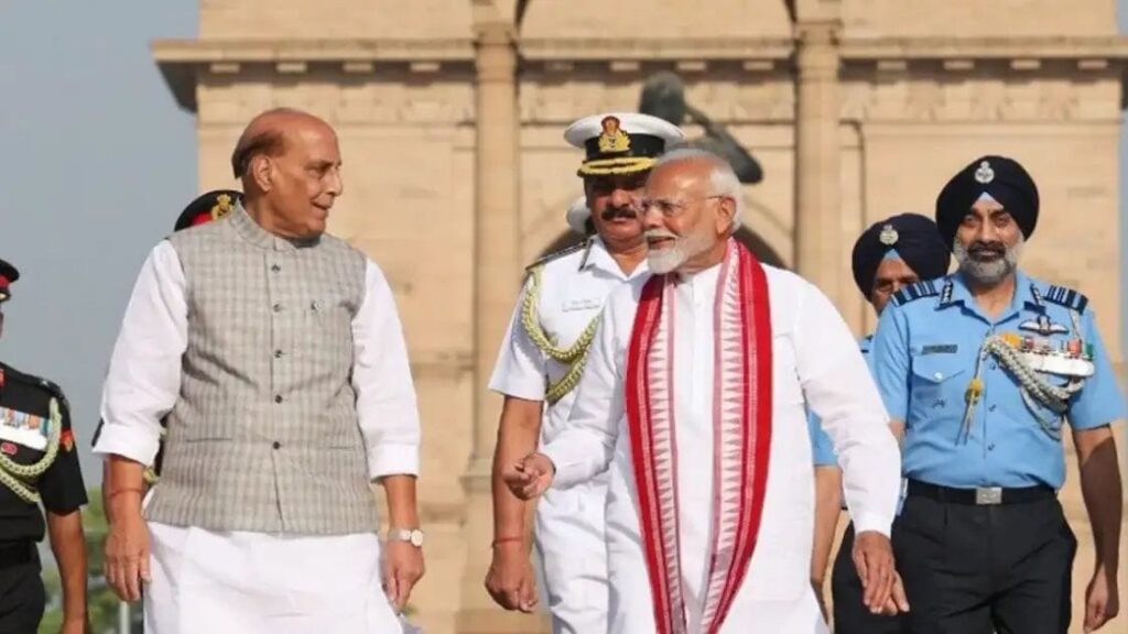 सेना प्रमुख से मुलाकात के बाद रक्षा मंत्री राजनाथ सिंह पहुंचे प्रधानमंत्री मोदी के आवास, 40 मिनट तक चली उच्चस्तरीय बैठक
