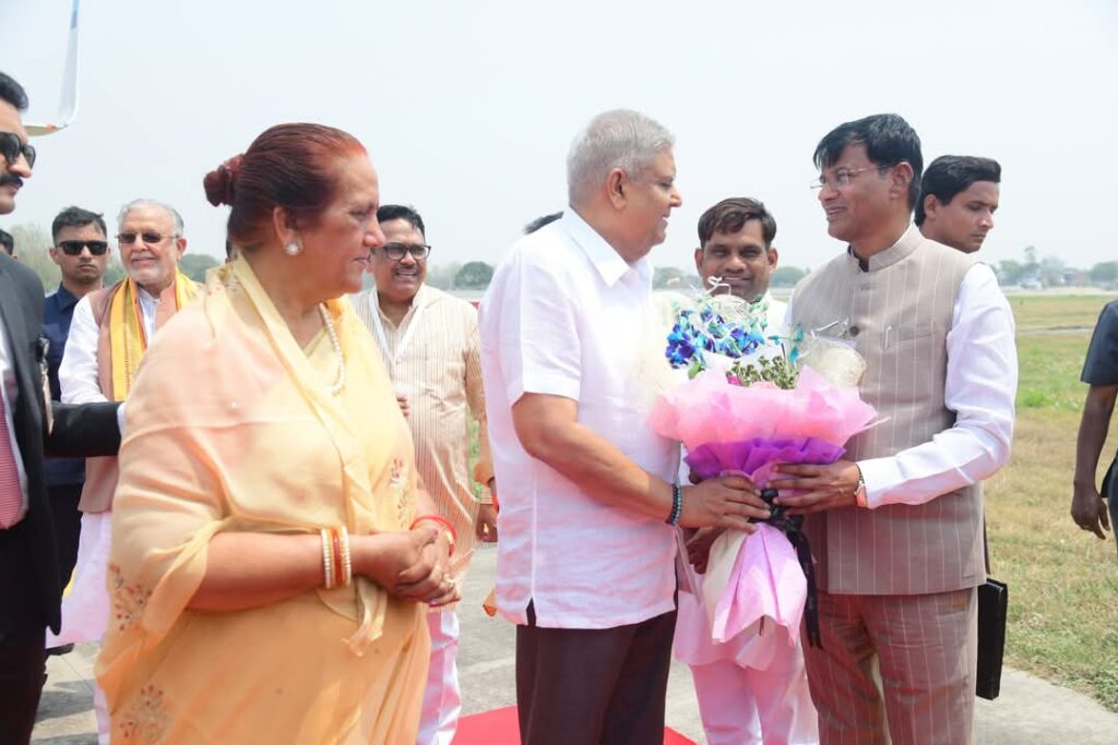 "चुनौतियां मुझे पसंद है" की पुस्तक का विमोचन भारतीय गणराज्य के उपराष्ट्रपति जगदीश धनकड़ जी द्वारा लखनऊ में एपीजे यूनिवर्सिटी में संपन्न हुआ