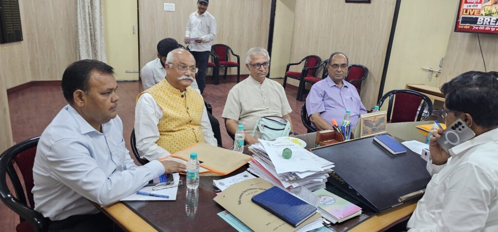 संस्कृतभारती के अखिल भारतीय संपर्क प्रमुख श्रीशदेव पुजारी की शिष्टाचार भेंट उत्तर प्रदेश माध्यमिक शिक्षा निदेशक महेन्द्र देव से संपन्न हुई