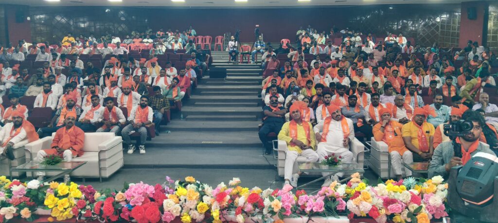 भारत को हिंदू राष्ट्र घोषित करने की मांग को लेकर लखनऊ में हुआ विराट सम्मेलन