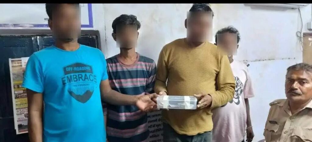 सिगरा पुलिस ने जुआ खेलते चार अभियुक्तों को रंगे हाथों किया गिरफ्तार