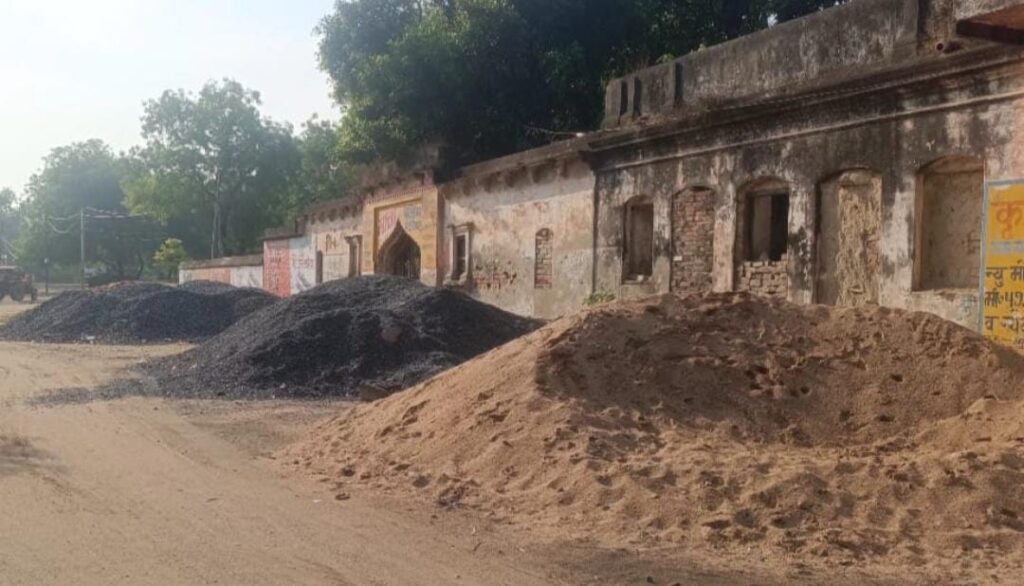 रामलीला भूमि पर भूमाफियाओं की नज़र, गिट्टी-बालू भंडारण कर कब्जे की कोशिश! सुरक्षा अधिकारी एक्शन मोड में