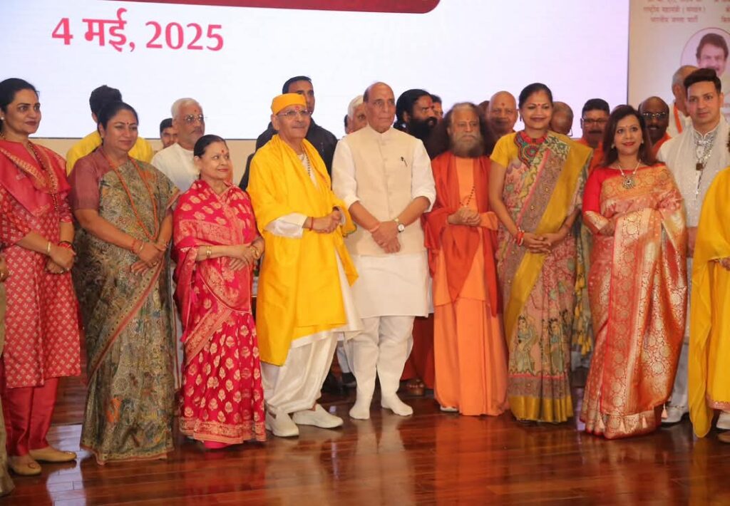 "भारत के आत्मा की रक्षा संत  करते हैं, सीमा की रक्षा हम-रक्षा मंत्री