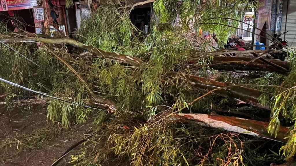 आंधी-तूफान ने बरपाया कहर, 24 घंटे में 34 लोगों की मौत