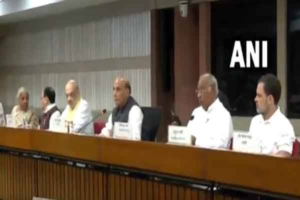 सर्वदलीय बैठक में दिखी एकजुटता, 'ऑपरेशन सिंदूर' पर राष्ट्रहित सर्वोपरिराजनाथ सिंह फिर साबित हुए 'राजनीति के हनुमान'