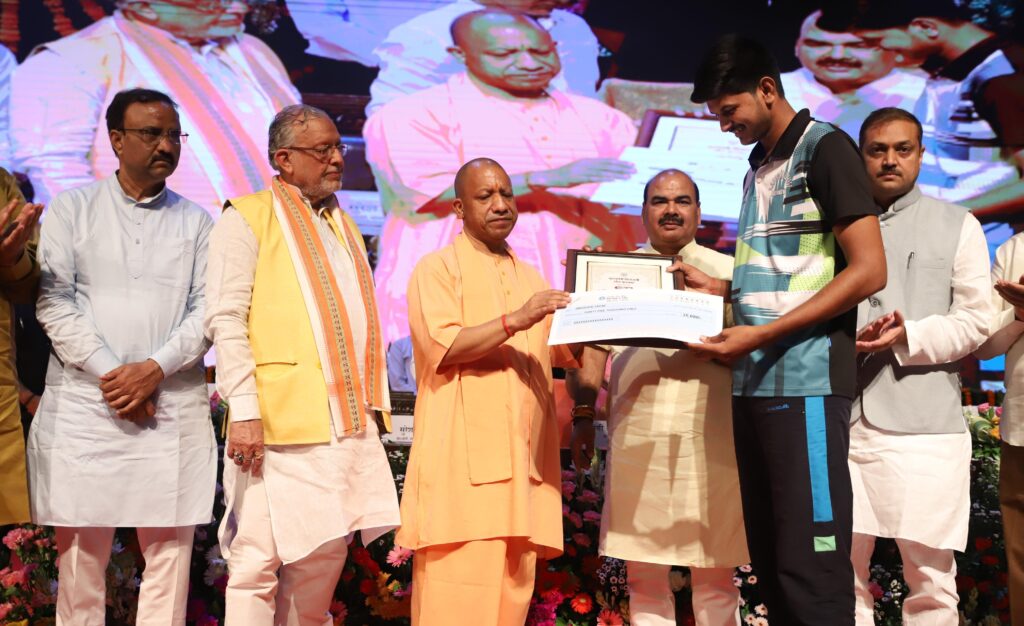 उत्तर प्रदेश में शिक्षा, तकनीक और संस्कारों का समन्वय: मुख्यमंत्री योगी ने मेधावी छात्र-छात्राओं को किया सम्मानित
