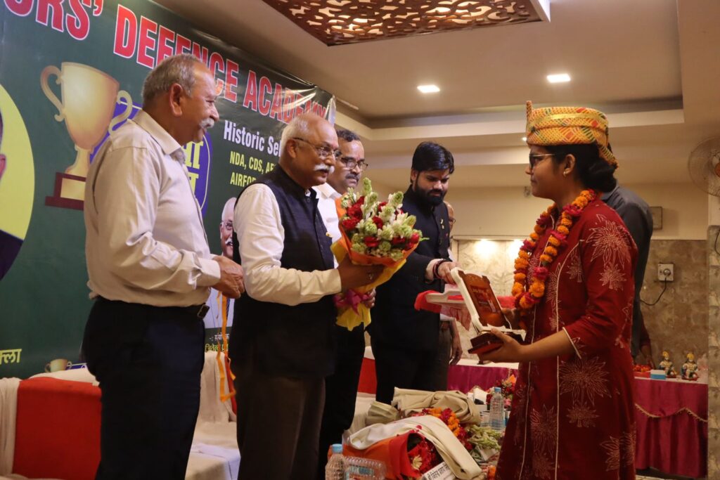 ऑल इंडिया रैंक हासिल करने वाले वारियर्स डिफेंस एकेडमी के विद्यार्थियों का भव्य सम्मान समारोह संपन्न