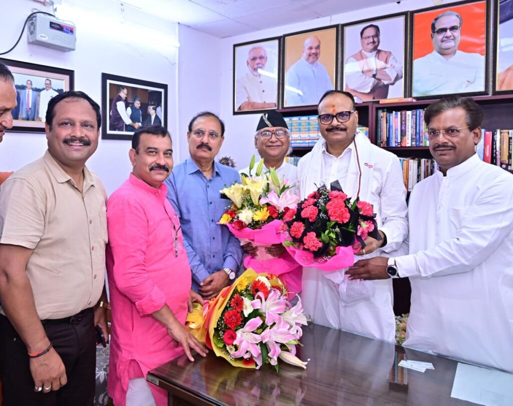 महानगर अध्यक्ष आनंद द्विवेदी एवं विधायकों ने उपमुख्यमंत्री बृजेश पाठक को जन्मदिन पर दी शुभकामनाएं