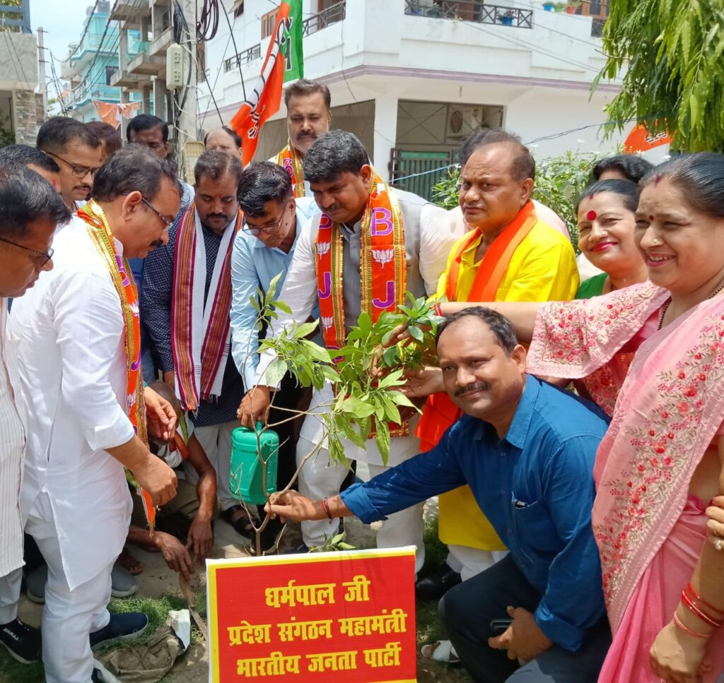 बूथों पर 'मन की बात' सुना और श्यामा प्रसाद मुखर्जी को श्रद्धांजलि देने के बाद किया वृक्षारोपण
