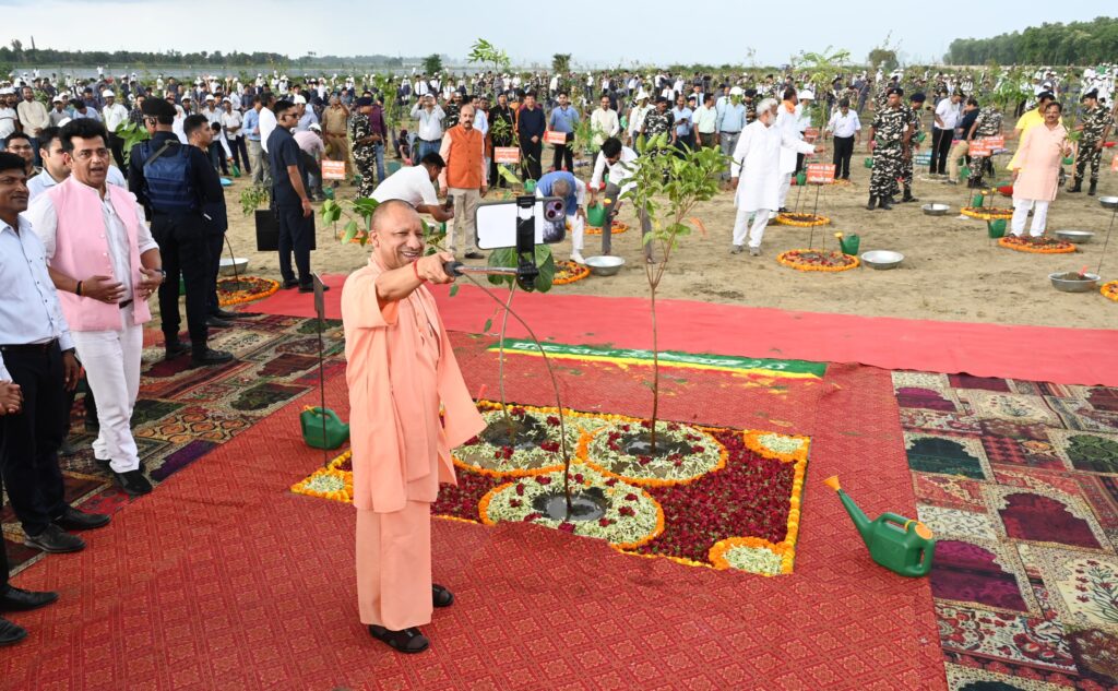 मुख्यमंत्री ने गोरखपुर में किया ‘पवित्र धारा वन’ का शुभारंभ, कहा – ‘एक पेड़ मां के नाम’ अभियान वर्तमान और भविष्य दोनों को बचाने का संकल्प