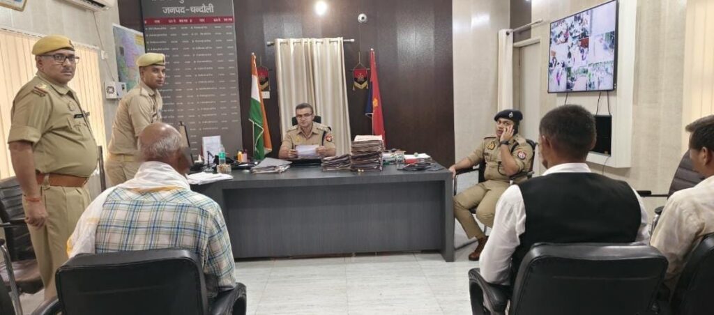 पुलिस अधीक्षक चन्दौली जनता दर्शन में आए फरियादियों की सुनी गई समस्याएं, प्रथम प्राथमिकता के आधार पर करे निस्तारण
