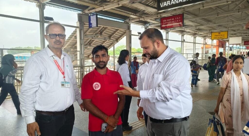 वाराणसी जंक्शन पर किलाबंदी चेकिंग: 313 बिना टिकट यात्री पकड़े गए, ₹2.21 लाख का राजस्व वसूला