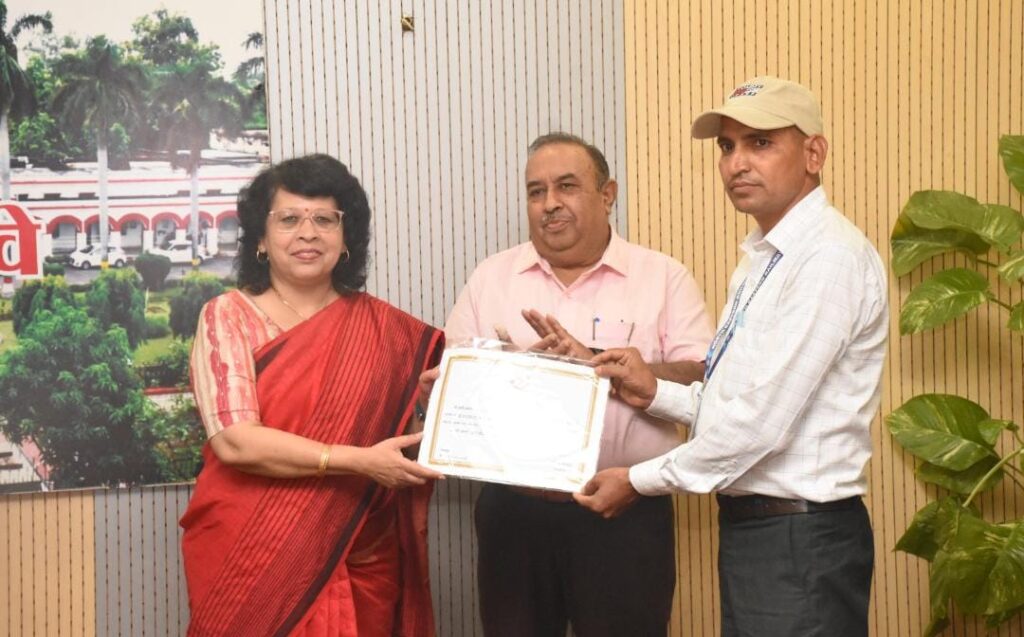 'मैन ऑफ द मंथ' सम्मान से सम्मानित हुए वाराणसी मंडल के दो रेलकर्मी