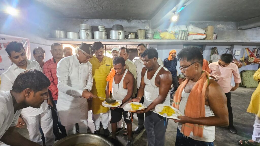 रक्षामंत्री राजनाथ सिंह का जन्मदिन  धूमधाम से मनाया गया, सुंदरकांड पाठ से लेकर सेवा कार्यों तक कार्यक्रमों की रही बहार